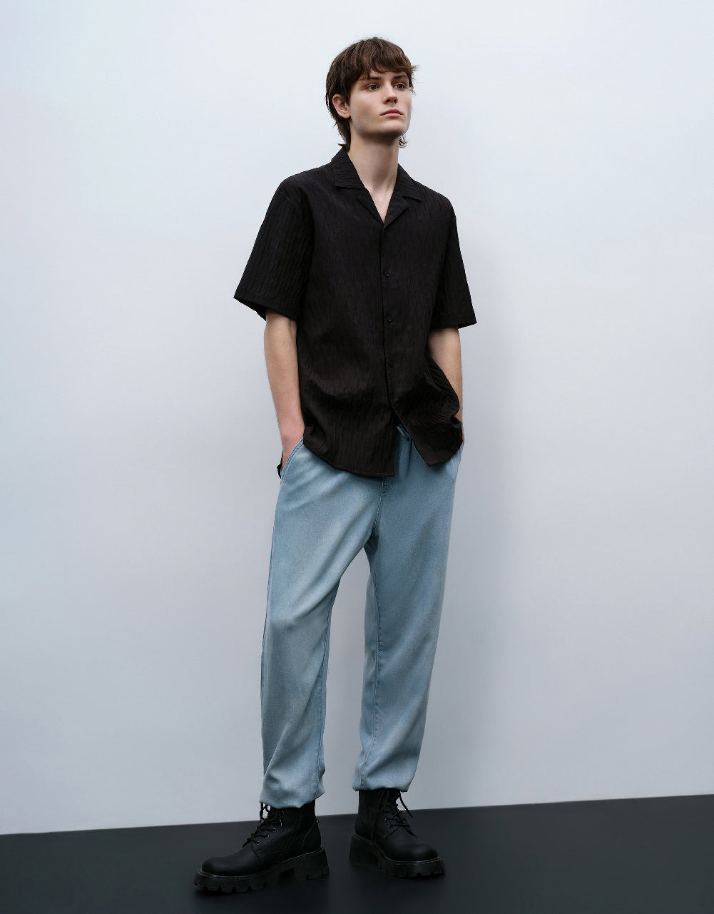 Low-Cut Uppers Jeans