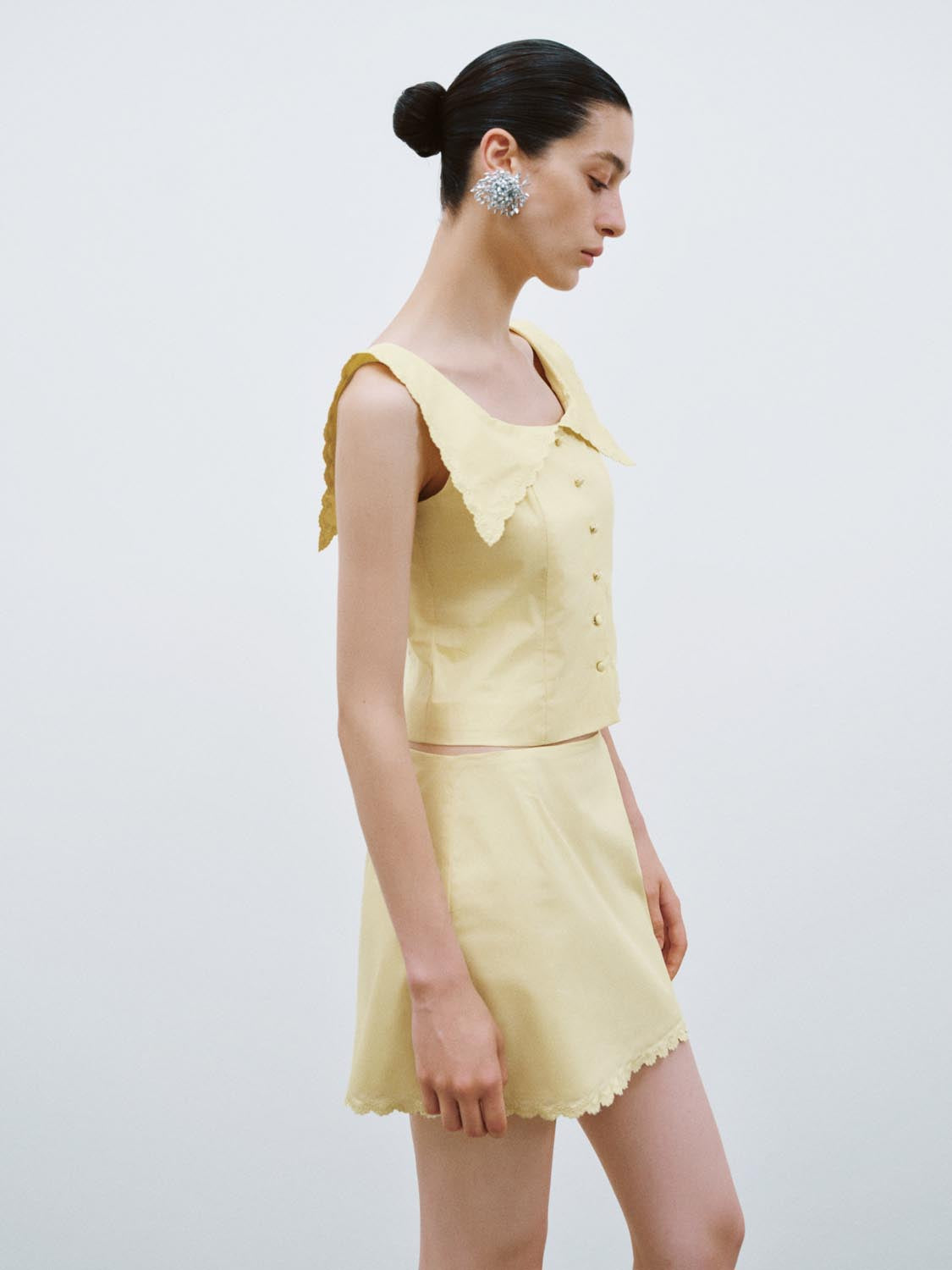 Frill Lapel Sleeveless Tops