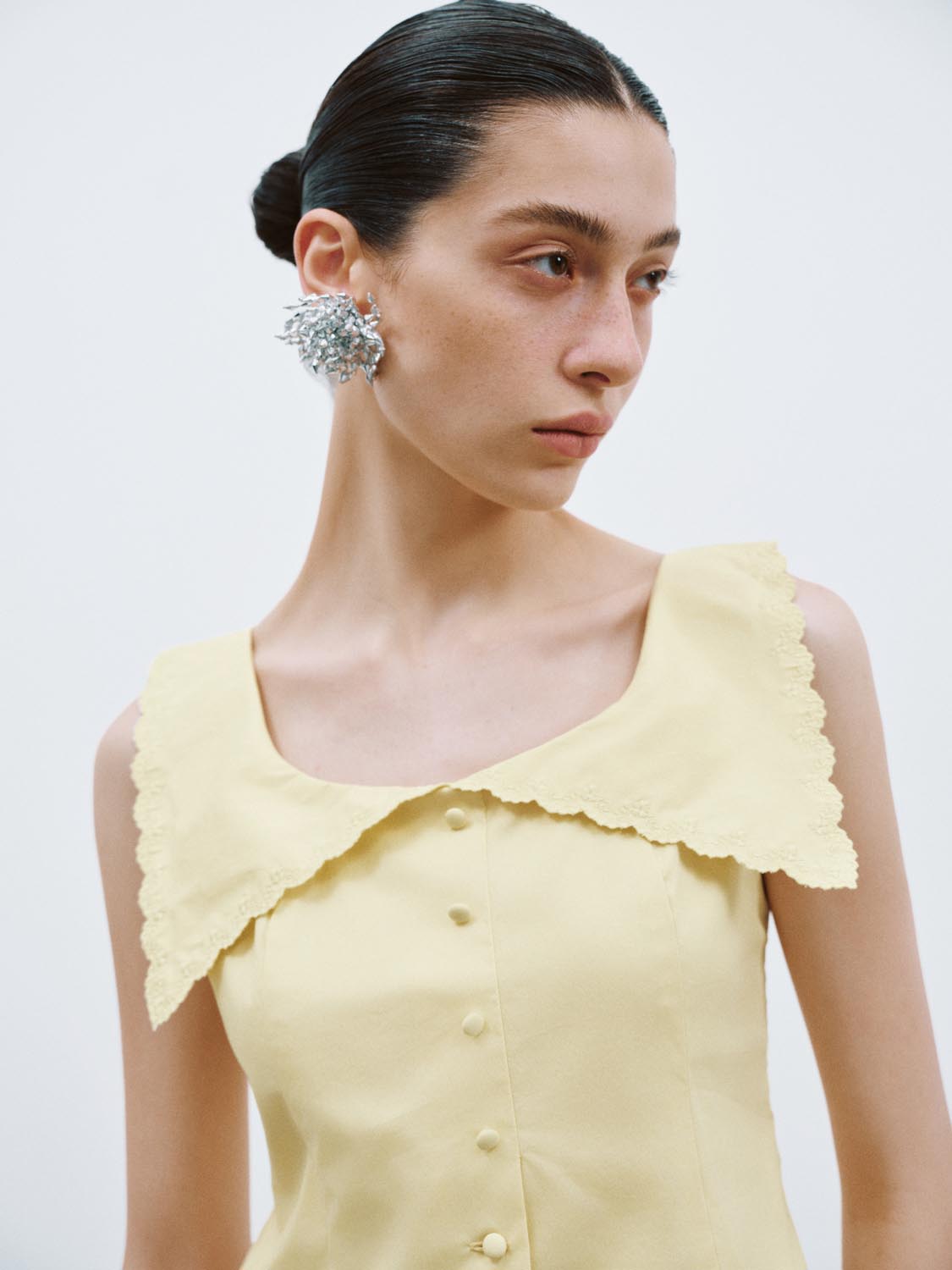 Frill Lapel Sleeveless Tops