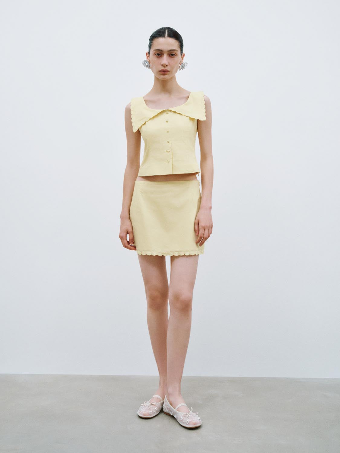 Frill Lapel Sleeveless Tops