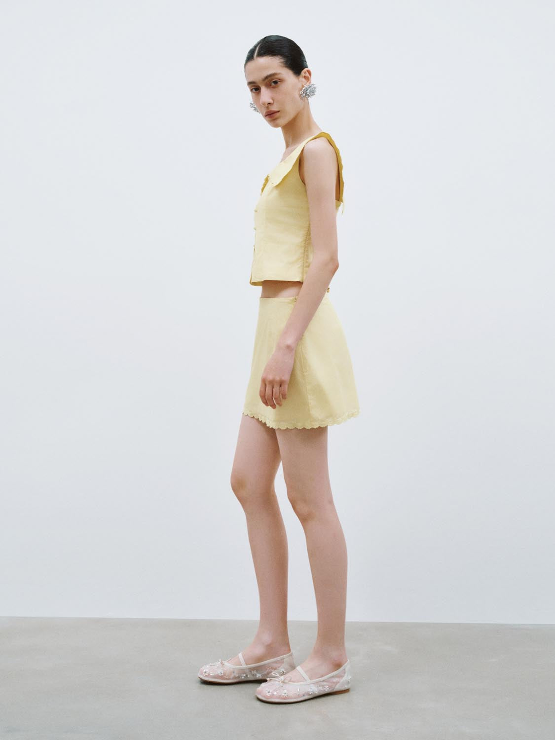 Frill Lapel Sleeveless Tops