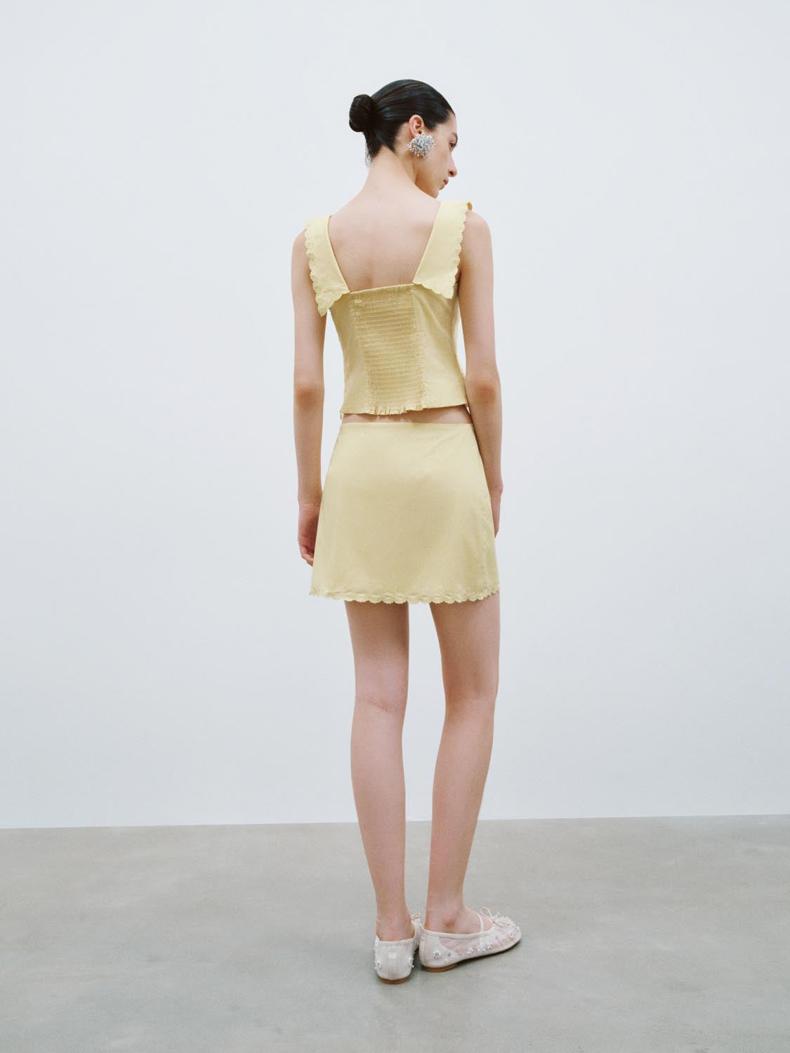Frill Lapel Sleeveless Tops