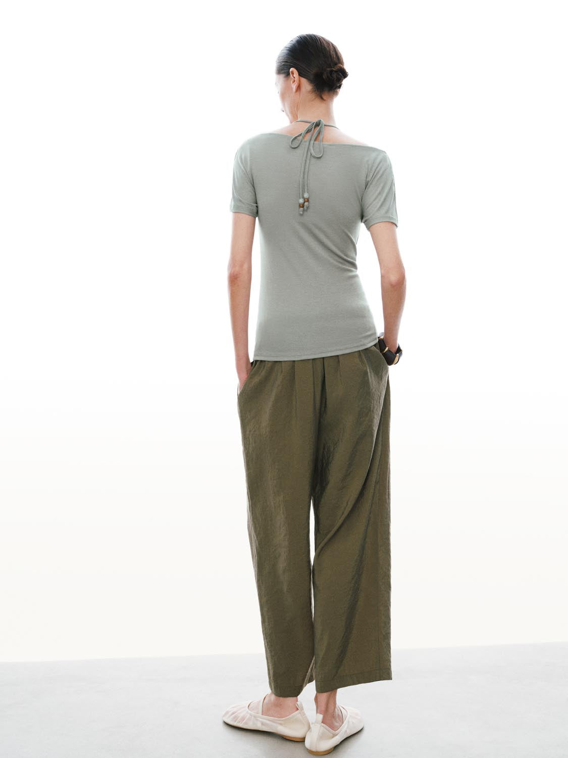 เสื้อยืดเข้ารูปคอถ่วงคล้องคอ