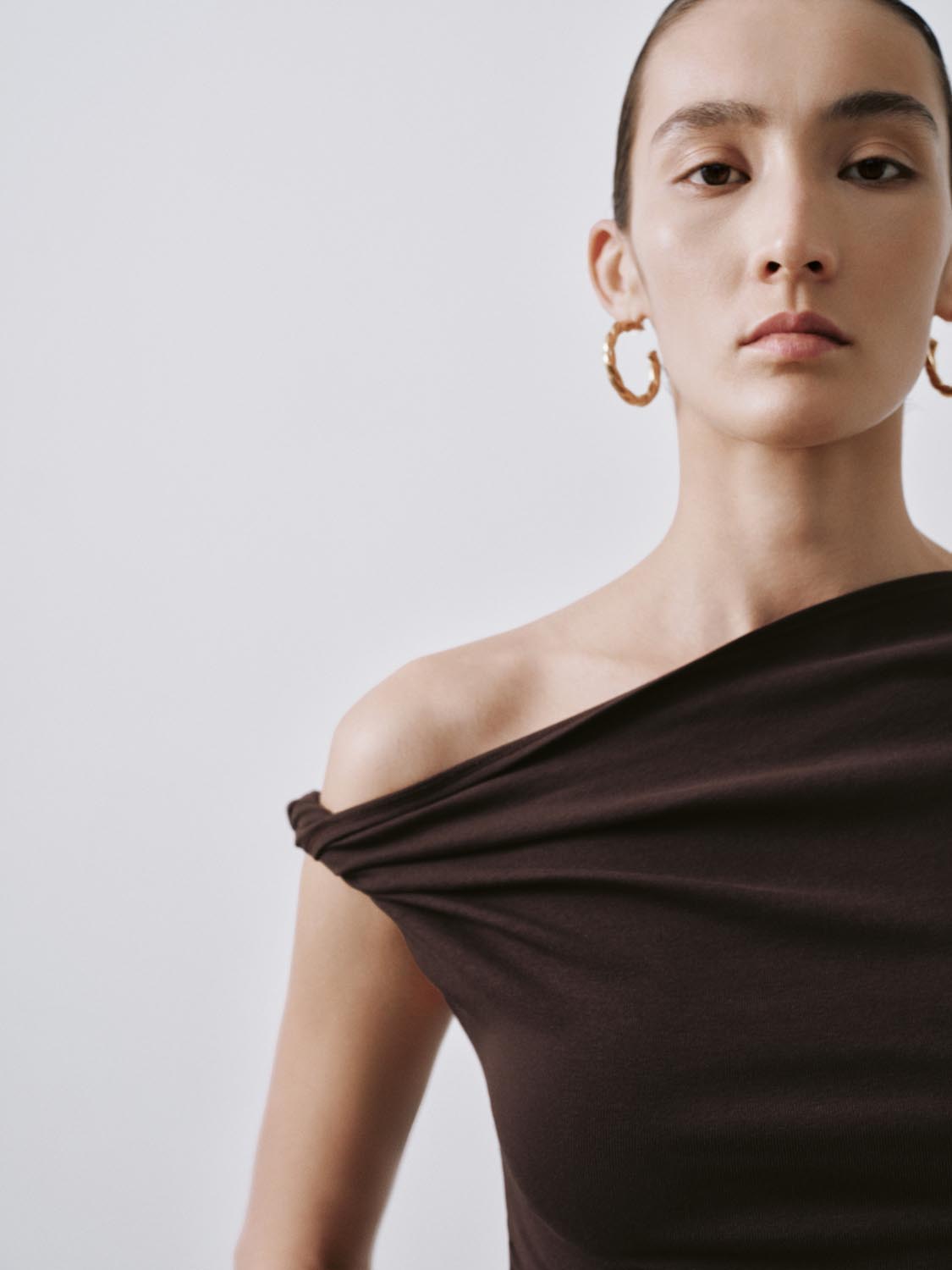เสื้อยืดแขนสั้นย่นไหล่เดียว
