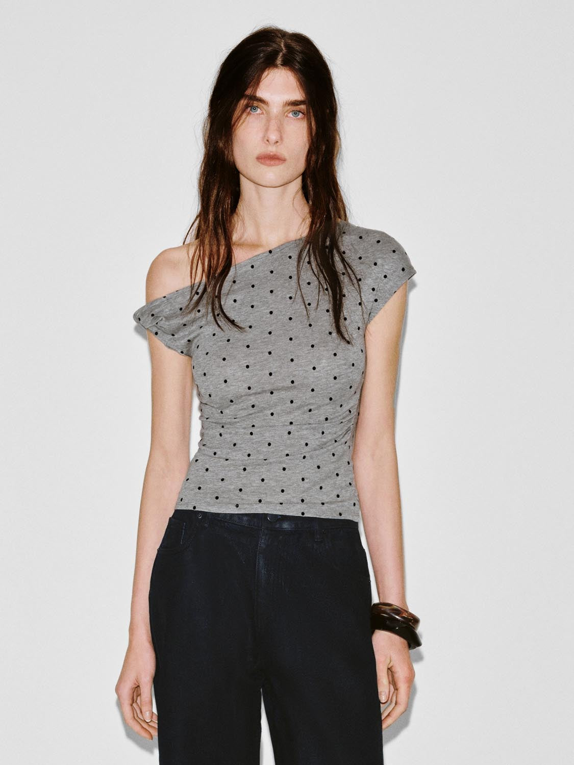 เสื้อยืดแขนเดี่ยวพิมพ์จุดโพลก้าแบบฟิตกระชับ