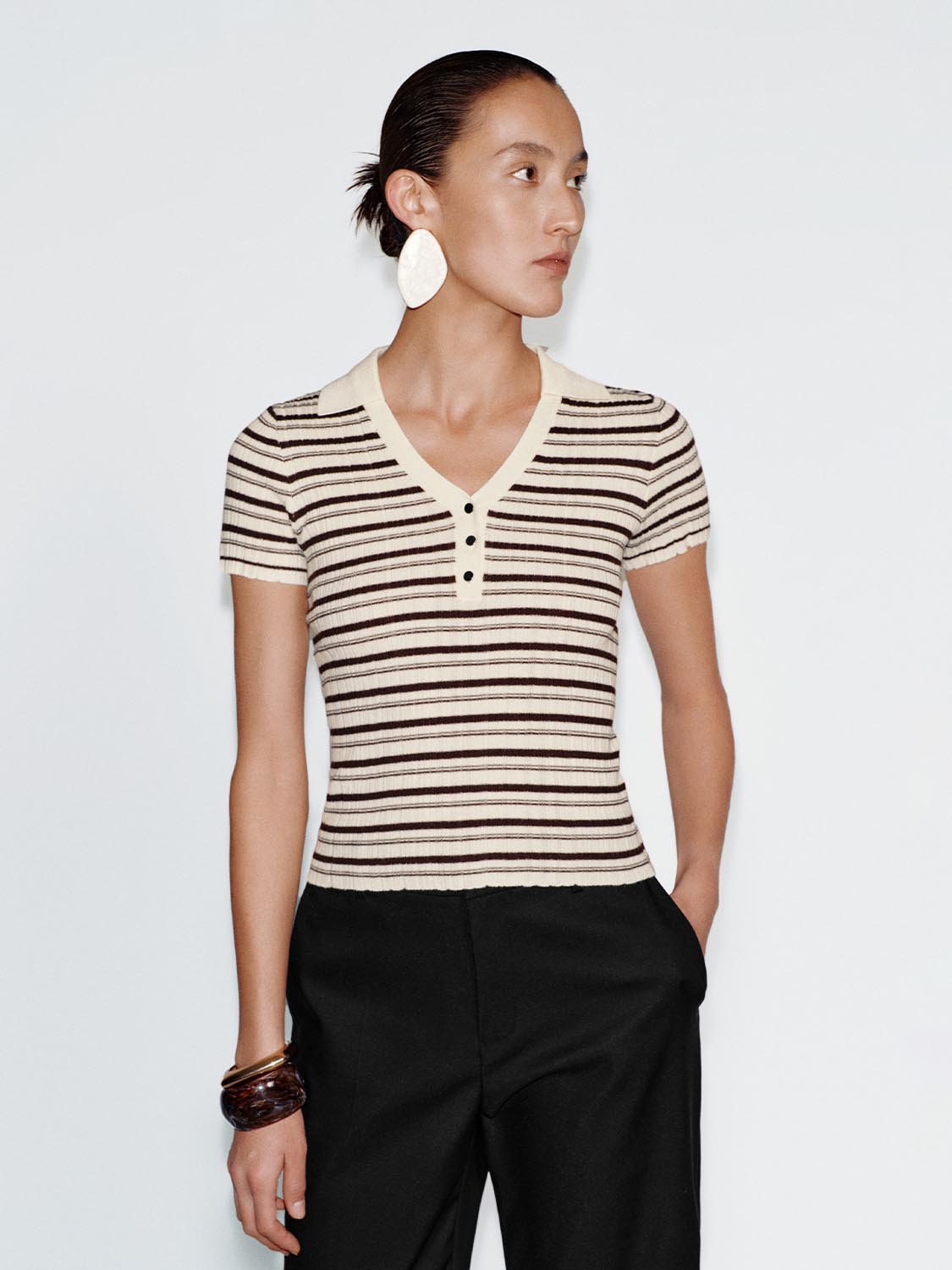 เสื้อยืดถักคอวีเฮนลีย์ลายทาง