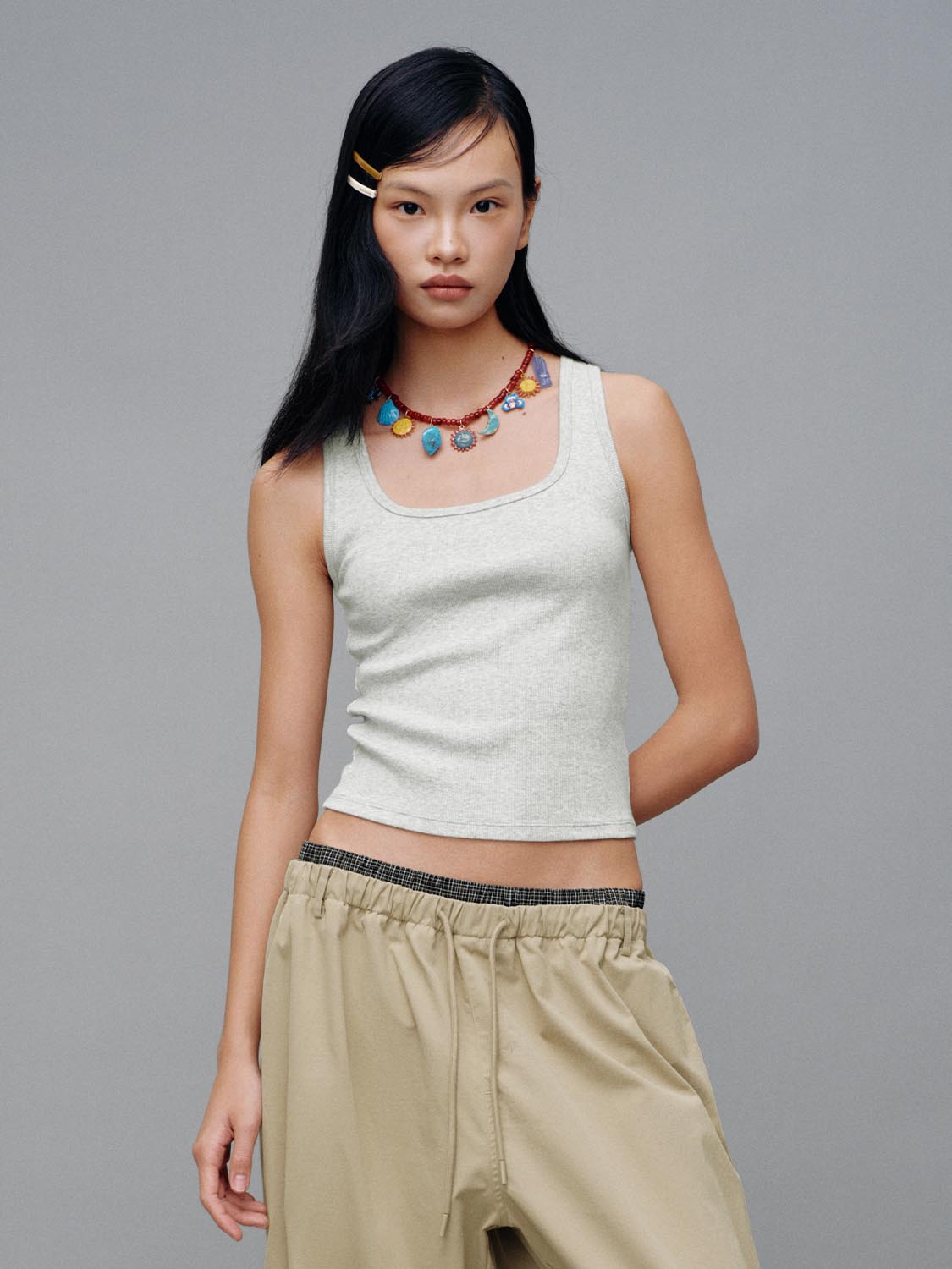 เสื้อกล้ามเข้ารูปคอเหลี่ยม
