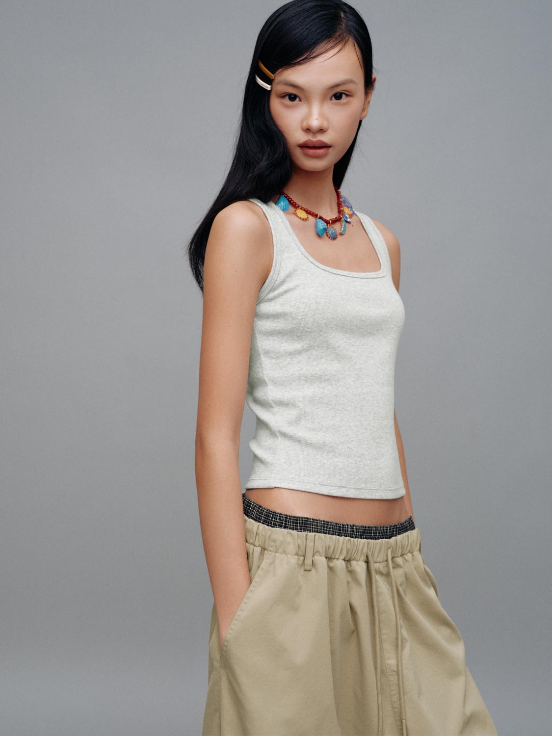 เสื้อกล้ามเข้ารูปคอเหลี่ยม