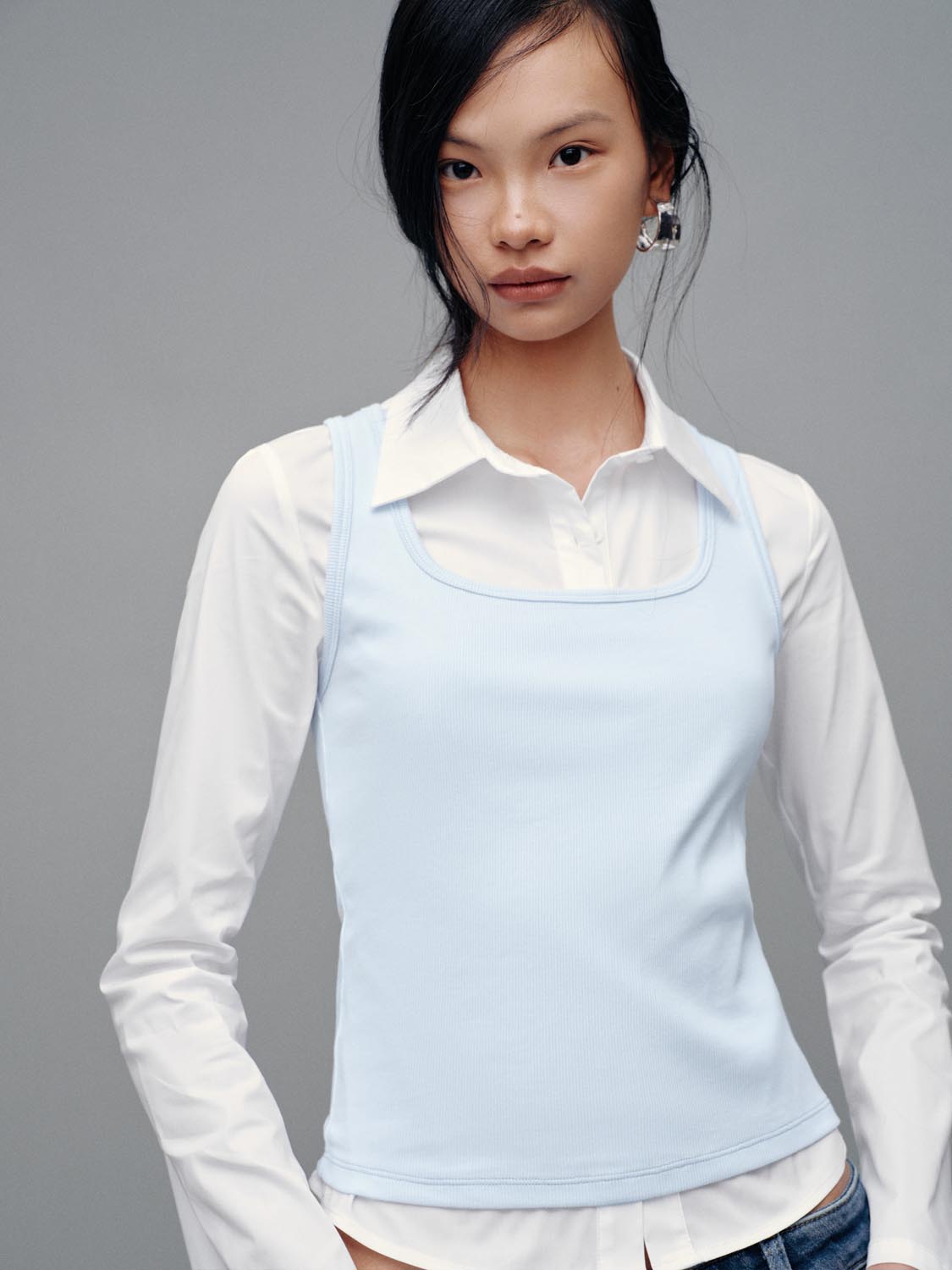เสื้อกล้ามเข้ารูปคอเหลี่ยม