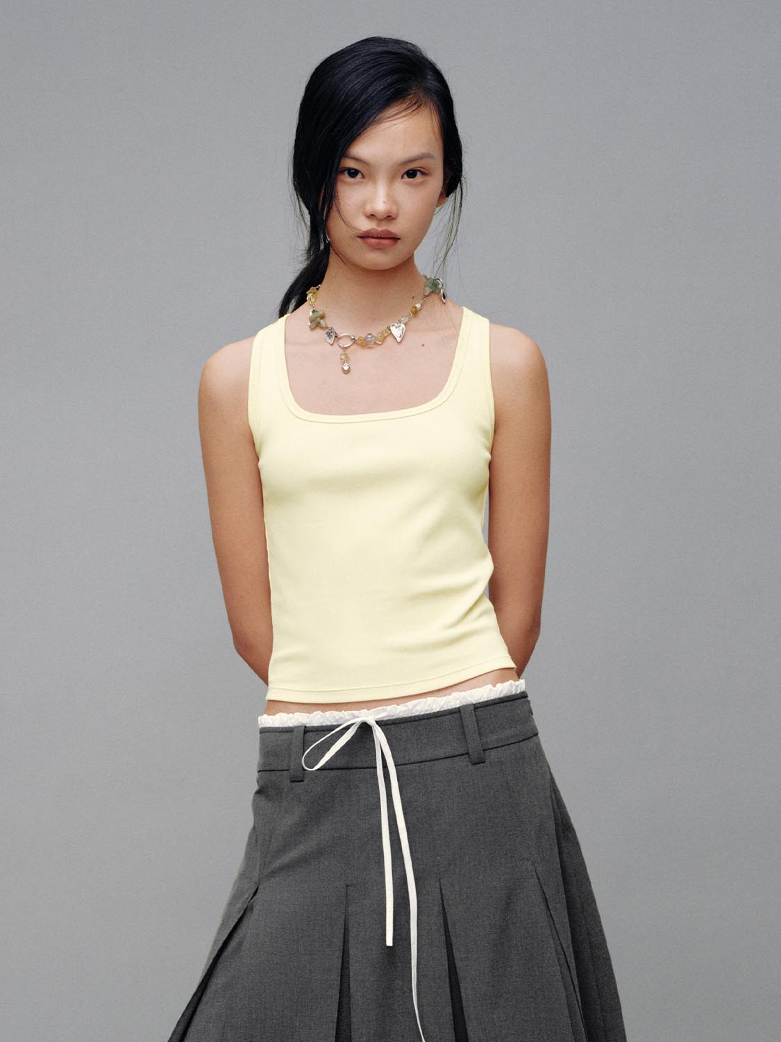 เสื้อกล้ามเข้ารูปคอเหลี่ยม