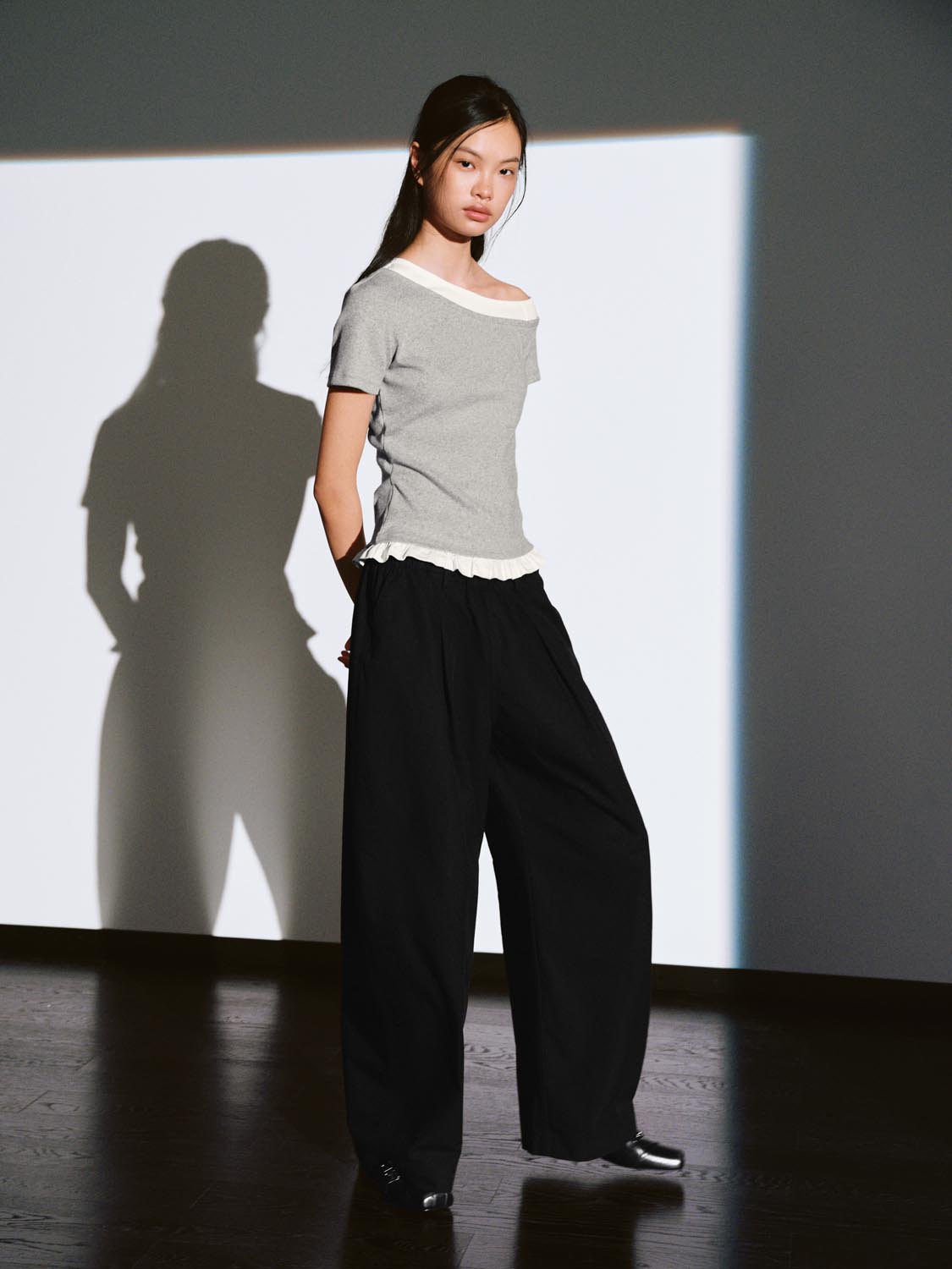 เสื้อยืดไหล่เดียวแต่งระบาย 2-in-1