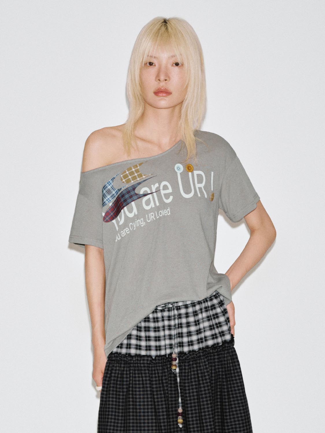 เสื้อยืดคอกลมพิมพ์ลายตัดกัน