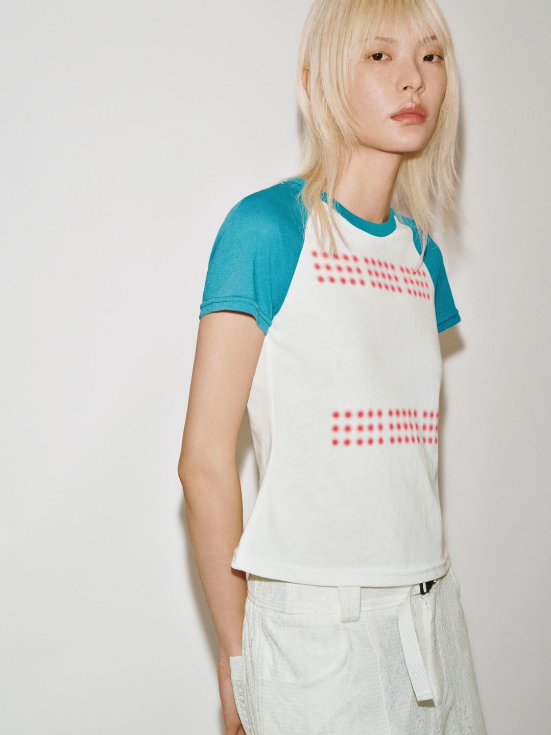 เสื้อยืดลายจุดแขนแร็กแลนทูโทน