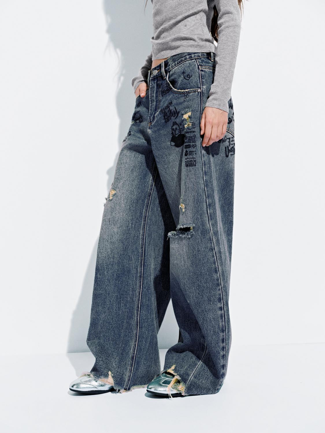 Ripped Loose Barrel Jeans