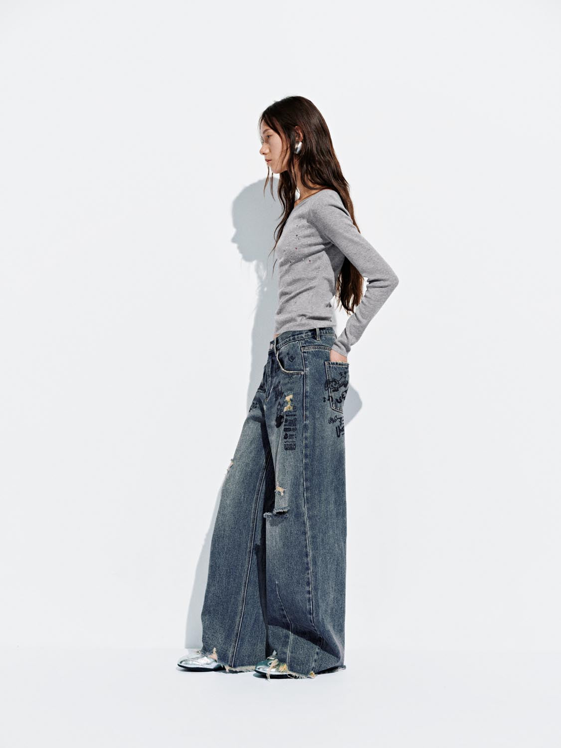 Ripped Loose Barrel Jeans