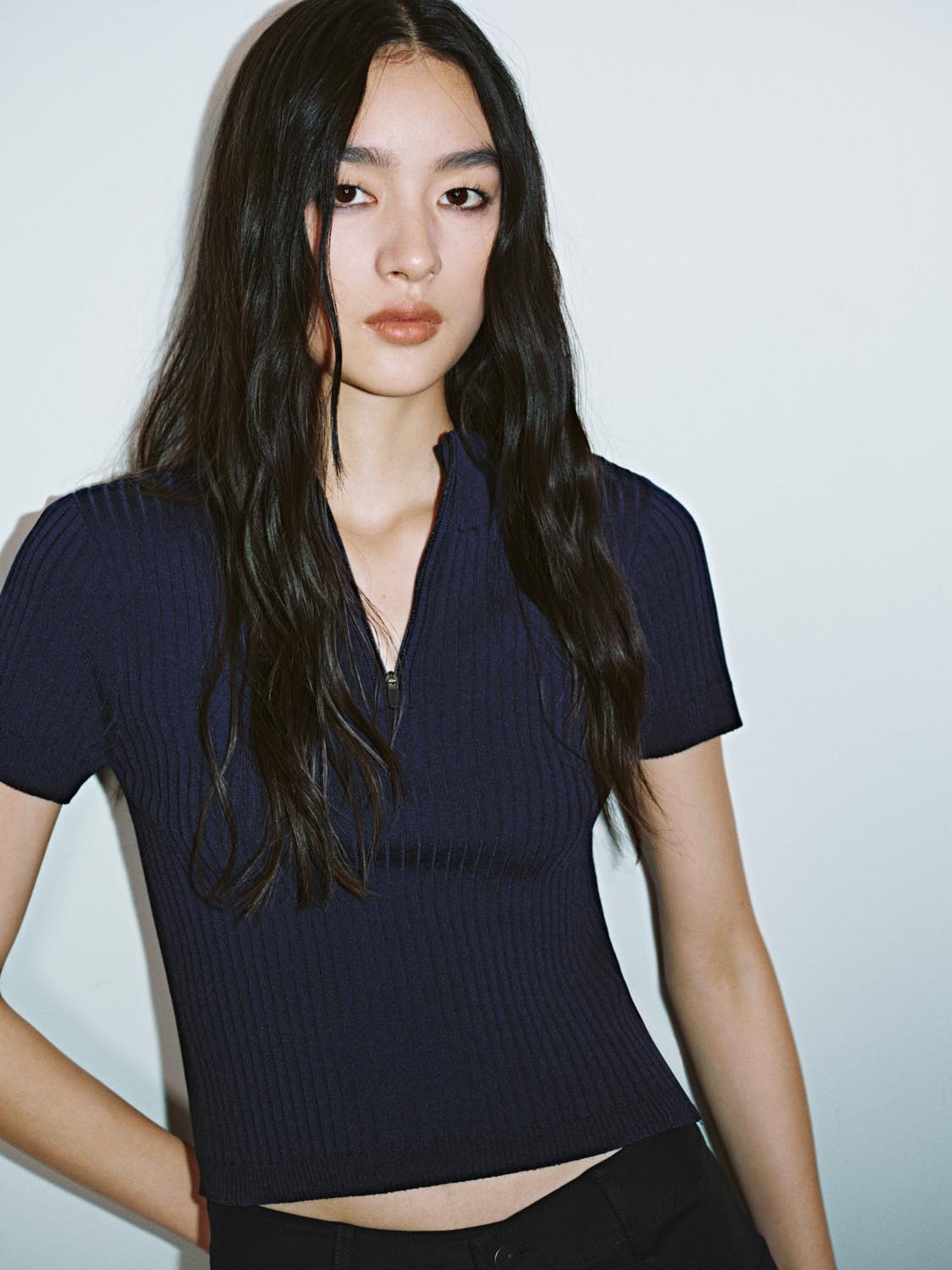 เสื้อยืดผ้าถักร่องคอสูงครึ่งซิปทรงรัดรูปมีดีเทลคัตเอาต์